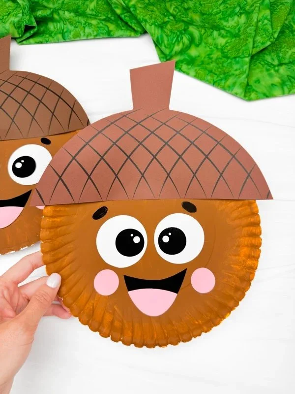 Paper Plate Acorn Craft with free PDF template for kids' autumn activities